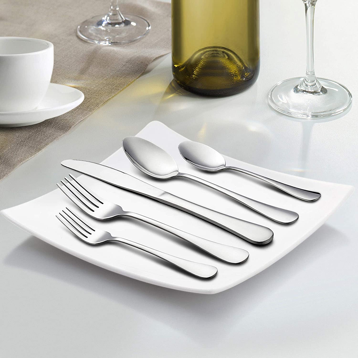 Stainless steel cutlery set for 4 people, including knife, fork and spoon, mirror polished