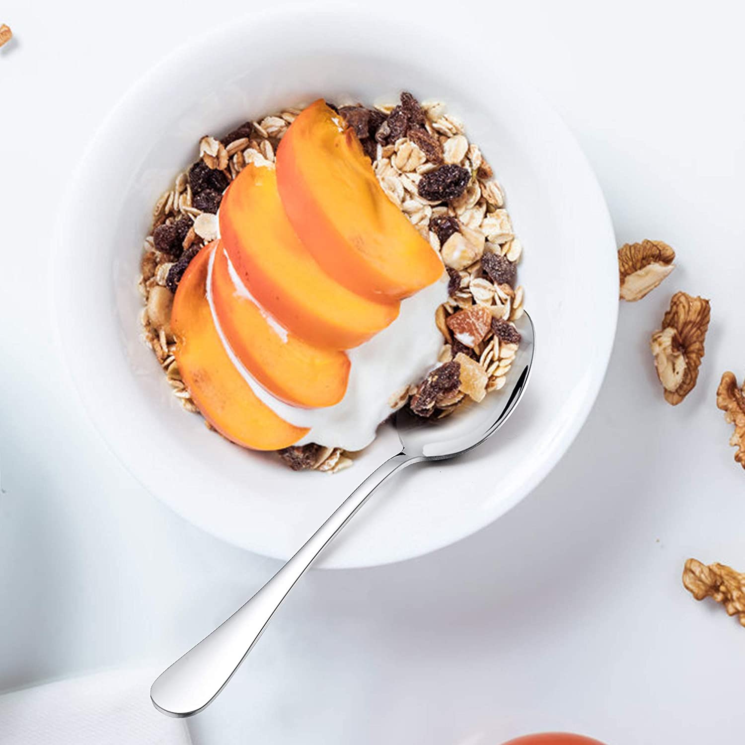 Stainless steel cutlery set for 4 people, including knife, fork and spoon, mirror polished